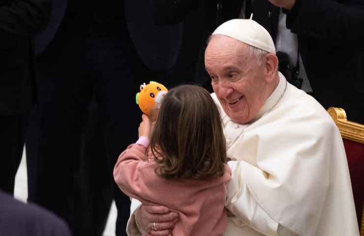 Papa Francesco gioca con una bambina